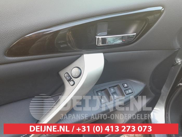 Usados Interruptor combinado de ventanillas Mitsubishi Eclipse Cross (GK/GL) 2.4 16V PHEV 4x4 Precio € 75,00 Norma de margen ofrecido por V.Deijne Jap.Auto-onderdelen BV