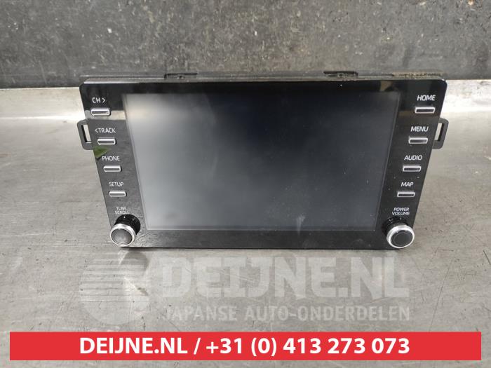 Używane Radio Toyota Yaris IV (P21/PA1/PH1) 1.5 12V Hybrid 115 Cena na żądanie oferowane przez V.Deijne Jap.Auto-onderdelen BV