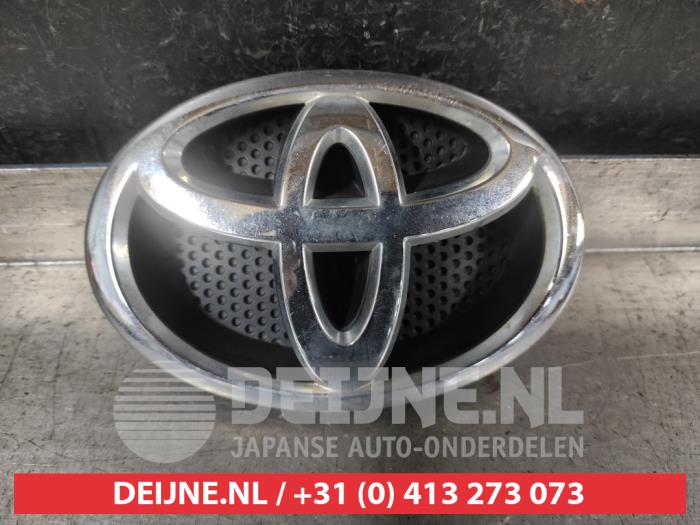 Używane Emblemat Toyota Auris (E15) 1.6 Dual VVT-i 16V Cena € 25,00 Procedura marży oferowane przez V.Deijne Jap.Auto-onderdelen BV