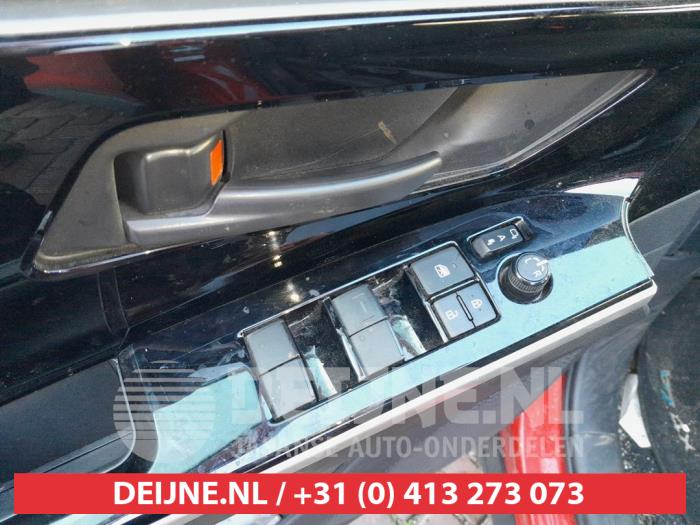 Usados Interruptor combinado de ventanillas Toyota bZ4X 71 kWh Precio € 75,00 Norma de margen ofrecido por V.Deijne Jap.Auto-onderdelen BV