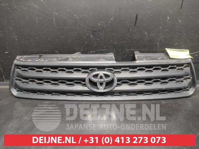 Używane Grill Toyota RAV4 (A2) 2.0 16V VVT-i 4x4 Cena € 25,00 Procedura marży oferowane przez V.Deijne Jap.Auto-onderdelen BV