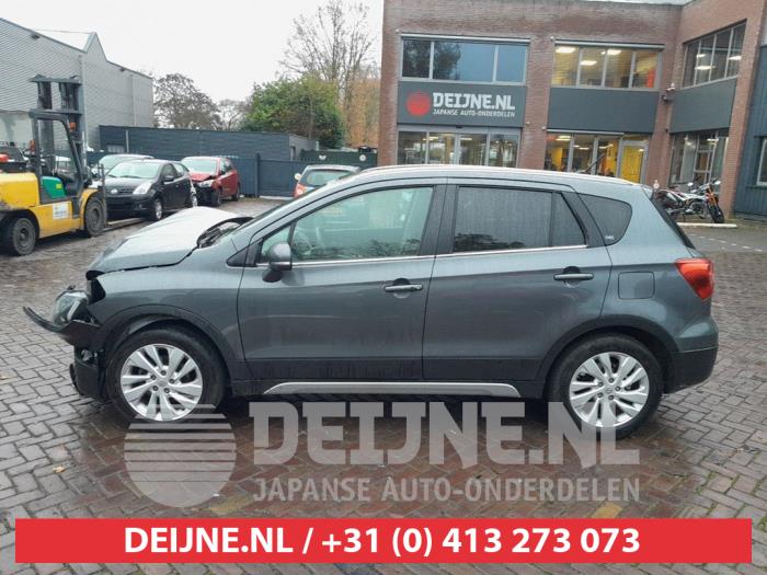 Usados Ventanilla triangular izquierda detrás Suzuki SX4 S-Cross (JY) 1.0 Booster Jet Turbo 12V Precio € 35,00 Norma de margen ofrecido por V.Deijne Jap.Auto-onderdelen BV