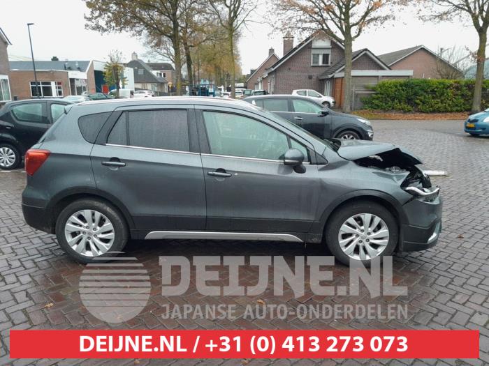 Usados Ventanilla triangular derecha detrás Suzuki SX4 S-Cross (JY) 1.0 Booster Jet Turbo 12V Precio € 35,00 Norma de margen ofrecido por V.Deijne Jap.Auto-onderdelen BV