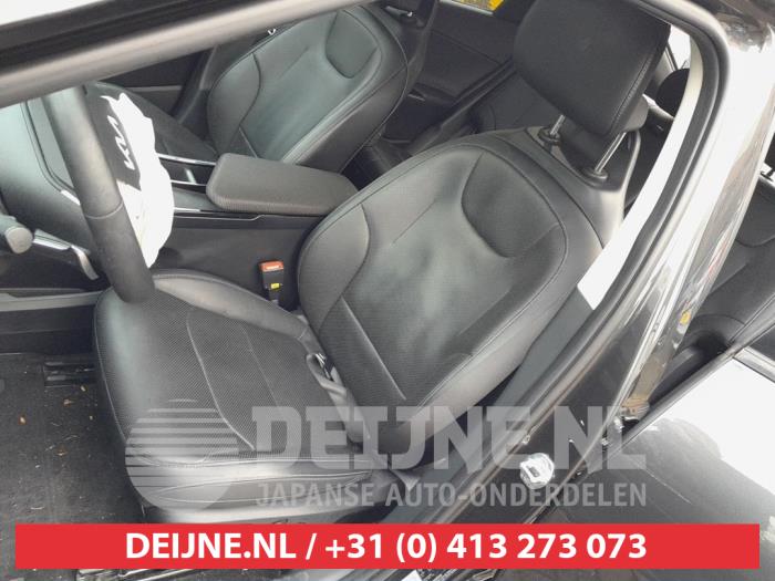 Używane Podlokietnik Kia EV6 (CV) 77.4 kWh RWD Cena € 175,00 Procedura marży oferowane przez V.Deijne Jap.Auto-onderdelen BV