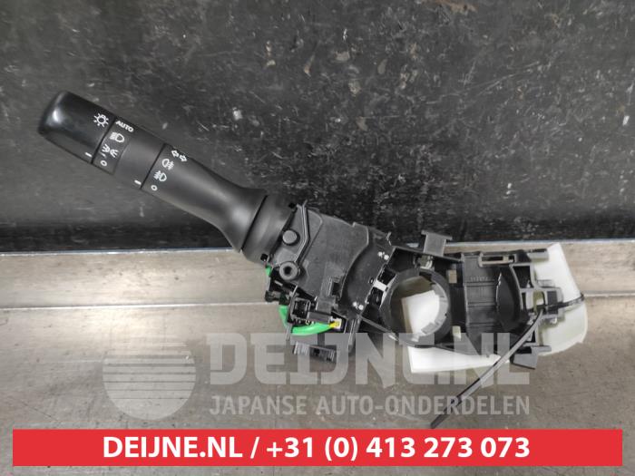 Używane Przelacznik swiatel Toyota Yaris III (P13) 1.5 16V Hybrid Cena € 30,00 Procedura marży oferowane przez V.Deijne Jap.Auto-onderdelen BV