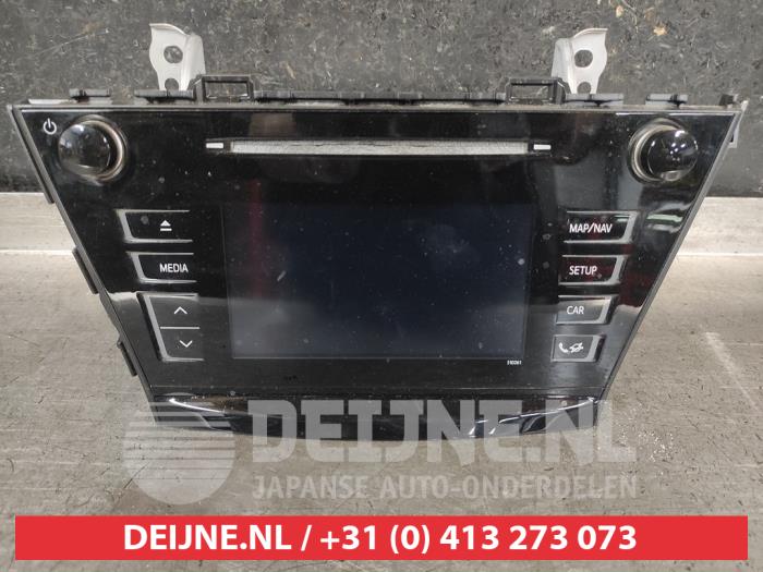 Używane Radio Toyota Prius Plus (ZVW4) 1.8 Hybrid 16V Cena na żądanie oferowane przez V.Deijne Jap.Auto-onderdelen BV