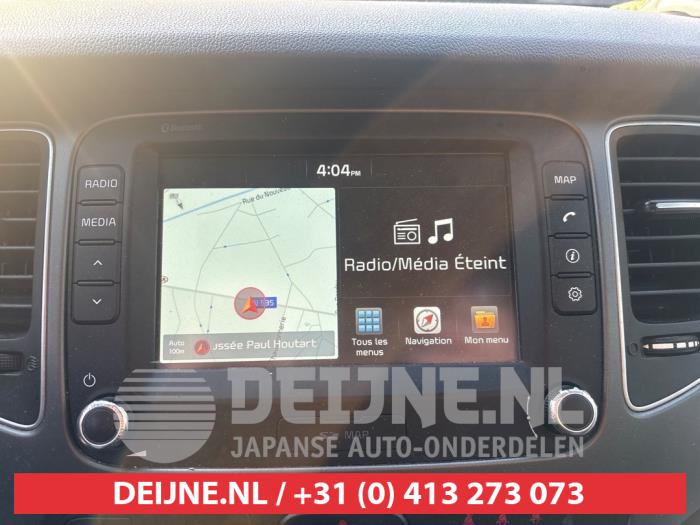 Używane Radio Kia Carens IV (RP) 1.7 CRDi 16V Cena na żądanie oferowane przez V.Deijne Jap.Auto-onderdelen BV