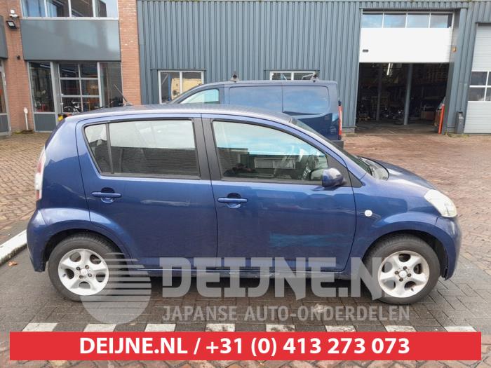 Usados Ventanilla triangular derecha detrás Daihatsu Sirion 2 (M3) 1.3 16V DVVT Precio de solicitud ofrecido por V.Deijne Jap.Auto-onderdelen BV