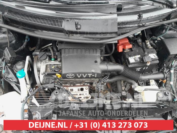 Motor van een Toyota Yaris II (P9) 1.3 16V VVT-i 2008