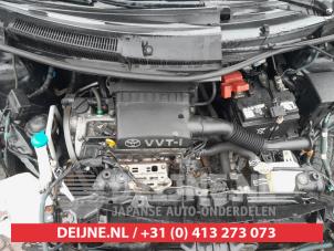 Motor van een Toyota Yaris II (P9) 1.3 16V VVT-i 2008