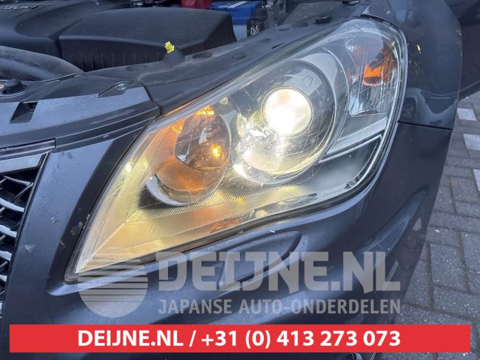 Używane Reflektor lewy Suzuki Kizashi (FRE/FRF) 2.4 16V 4x4 Cena na żądanie oferowane przez V.Deijne Jap.Auto-onderdelen BV