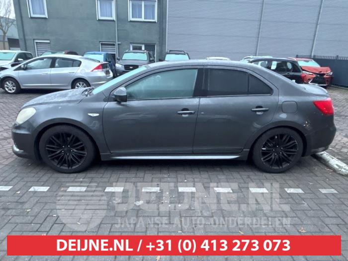 Usados Ventanilla triangular izquierda detrás Suzuki Kizashi (FRE/FRF) 2.4 16V 4x4 Precio de solicitud ofrecido por V.Deijne Jap.Auto-onderdelen BV