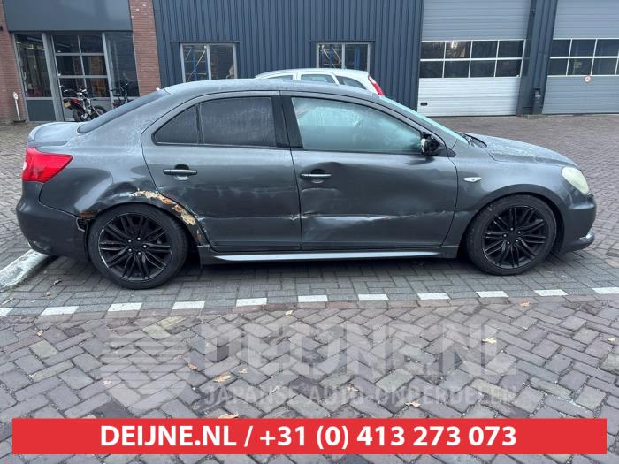 Usados Ventanilla triangular derecha detrás Suzuki Kizashi (FRE/FRF) 2.4 16V 4x4 Precio de solicitud ofrecido por V.Deijne Jap.Auto-onderdelen BV