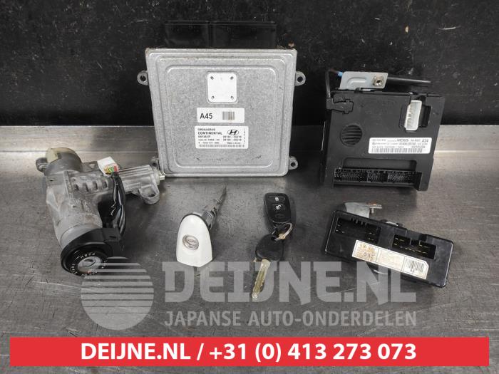 Used Engine management computer Hyundai Santa Fe II (CM) 2.4 16V 4x4 Price on request offered by V.Deijne Jap.Auto-onderdelen BV