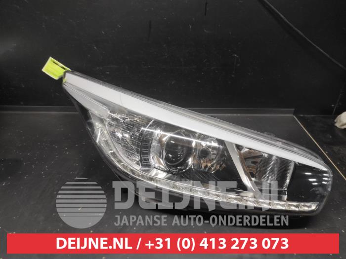 Używane Reflektor prawy Kia Cee'd (JDB5) Cena € 250,00 Procedura marży oferowane przez V.Deijne Jap.Auto-onderdelen BV