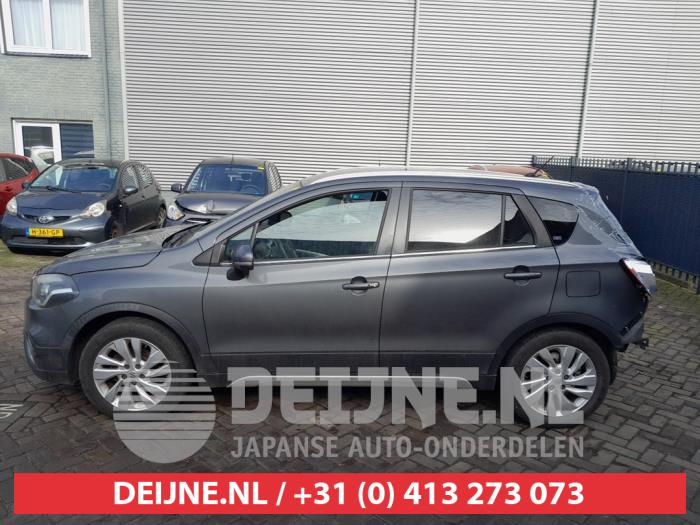 Usados Ventanilla triangular izquierda detrás Suzuki SX4 S-Cross (JY) 1.0 Booster Jet Turbo 12V Precio de solicitud ofrecido por V.Deijne Jap.Auto-onderdelen BV