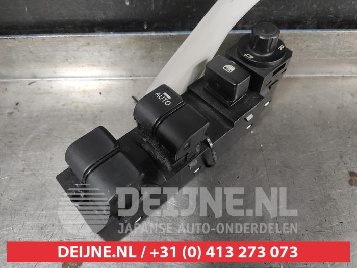 Usados Interruptor combinado de ventanillas Mazda CX-3 (DJ/DK) 2.0 SkyActiv-G 120 Precio € 100,00 Norma de margen ofrecido por V.Deijne Jap.Auto-onderdelen BV