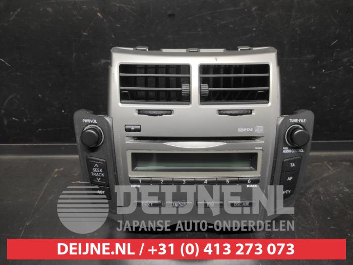Używane Radio Toyota Yaris II (P9) 1.33 16V Dual VVT-I Cena na żądanie oferowane przez V.Deijne Jap.Auto-onderdelen BV