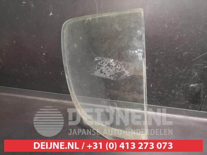 Usados Ventanilla triangular derecha detrás Daihatsu Cuore (L251/271/276) 1.0 12V DVVT Precio de solicitud ofrecido por V.Deijne Jap.Auto-onderdelen BV
