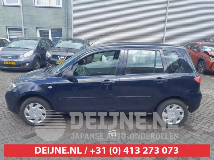 Usados Ventanilla triangular izquierda detrás Mazda 2 (NB/NC/ND/NE) 1.25 16V Precio de solicitud ofrecido por V.Deijne Jap.Auto-onderdelen BV