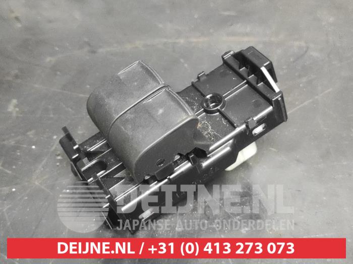 Usados Interruptor combinado de ventanillas Toyota Aygo X 1.0 12V VVT-i Precio de solicitud ofrecido por V.Deijne Jap.Auto-onderdelen BV