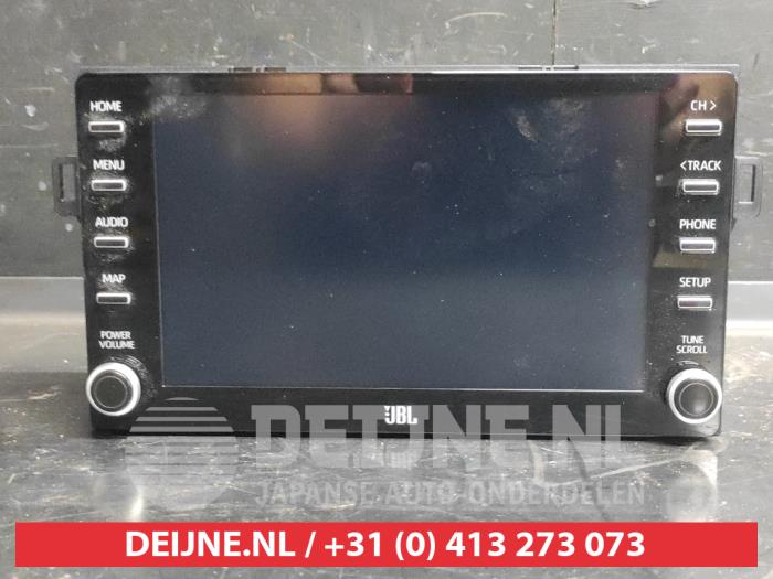 Używane Radio Toyota Yaris IV (P21/PA1/PH1) 1.5 12V Hybrid 115 Cena na żądanie oferowane przez V.Deijne Jap.Auto-onderdelen BV