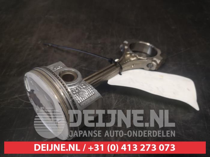 Usagé Piston Toyota Yaris III (P13) 1.5 16V Hybrid Prix € 50,00 Règlement à la marge proposé par V.Deijne Jap.Auto-onderdelen BV