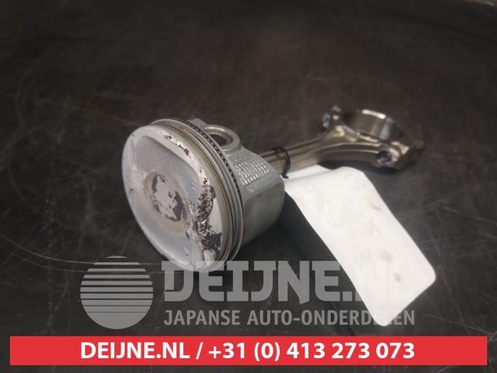 Usagé Piston Toyota Yaris III (P13) 1.5 16V Hybrid Prix € 50,00 Règlement à la marge proposé par V.Deijne Jap.Auto-onderdelen BV