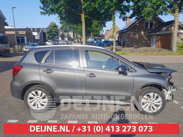 Usados Ventanilla triangular derecha delante Suzuki SX4 S-Cross (JY) 1.0 Booster Jet Turbo 12V AllGrip Precio de solicitud ofrecido por V.Deijne Jap.Auto-onderdelen BV
