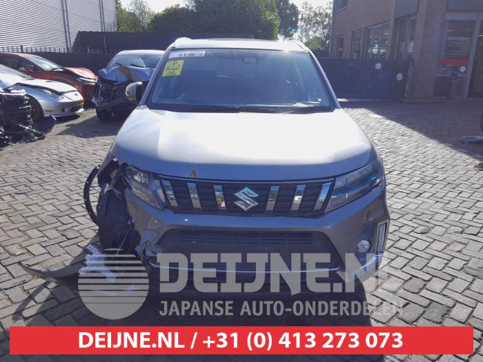 Używane Grill Suzuki Vitara (LY/MY) 1.5 16V Dualjet Hybrid Allgrip Cena na żądanie oferowane przez V.Deijne Jap.Auto-onderdelen BV