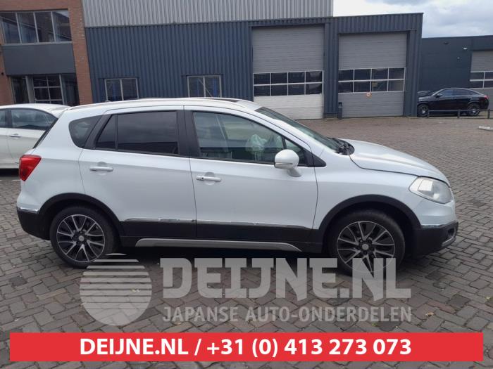 Usados Ventanilla triangular derecha delante Suzuki SX4 S-Cross (JY) 1.6 16V Precio de solicitud ofrecido por V.Deijne Jap.Auto-onderdelen BV