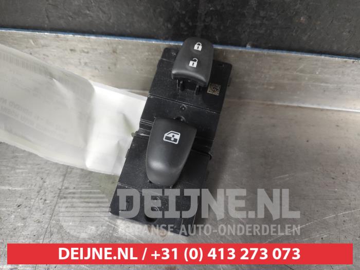 Usados Interruptor de ventanilla eléctrica Nissan Qashqai (J11) 1.2 DIG-T 16V Precio de solicitud ofrecido por V.Deijne Jap.Auto-onderdelen BV