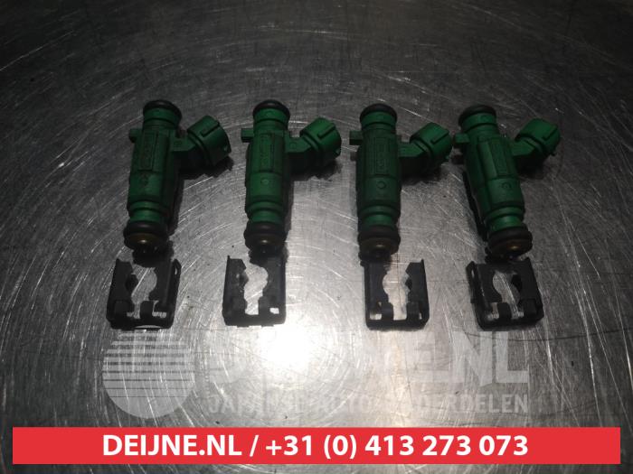 Injector (petrol injection) from a Hyundai Accent 1.4i 16V 2010