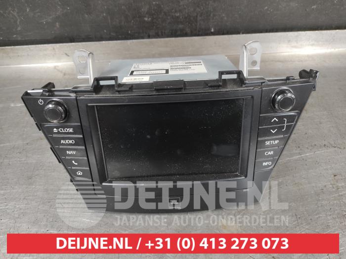 Używane Radio Toyota Prius Plus (ZVW4) 1.8 Hybrid 16V Cena na żądanie oferowane przez V.Deijne Jap.Auto-onderdelen BV