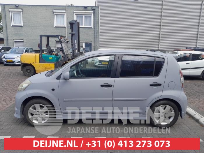 Usados Ventanilla triangular derecha detrás Daihatsu Sirion 2 (M3) 1.0 12V DVVT Precio de solicitud ofrecido por V.Deijne Jap.Auto-onderdelen BV