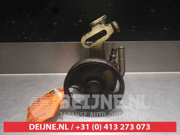 Usagé Pompe de direction Mazda Demio (DW) 1.3 16V Prix € 35,00 Règlement à la marge proposé par V.Deijne Jap.Auto-onderdelen BV
