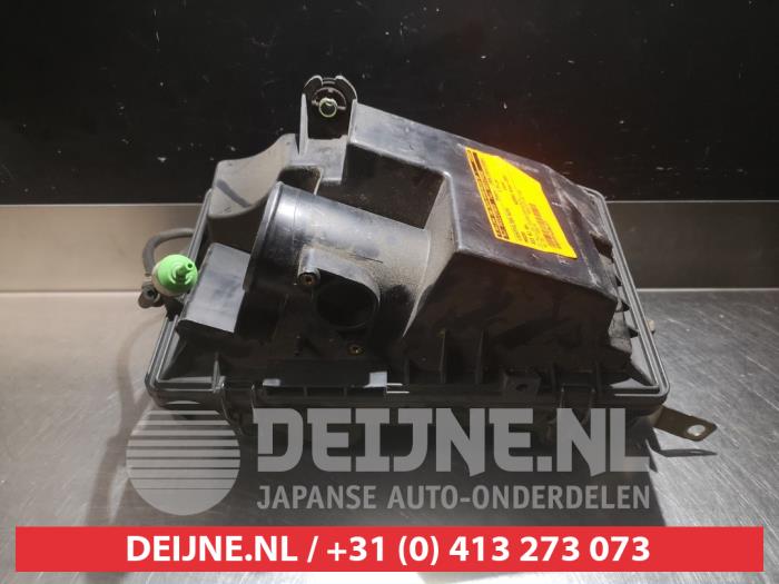 Gebrauchte Luftfiltergehäuse Mazda 323 (BD) 1.3 L,DX,SDX Preis € 30,00 Margenregelung angeboten von V.Deijne Jap.Auto-onderdelen BV