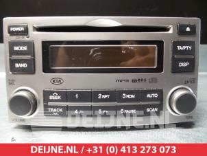 Used Radio Kia Carens III (FG) 2.0 CRDI WGT 16V Price € 40,00 Margin scheme offered by V.Deijne Jap.Auto-onderdelen BV