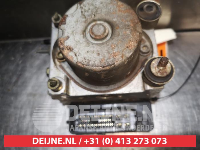 Używane Pompa ABS Mazda 323 Fastbreak (BJ14) 1.5 LX,GLX 16V Cena € 35,00 Procedura marży oferowane przez V.Deijne Jap.Auto-onderdelen BV