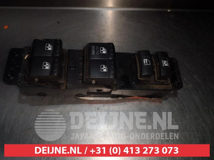 Usados Interruptor combinado de ventanillas Ssang Yong Actyon 2.0 Xdi 16V 4WD Sports Pick-up Precio € 35,00 Norma de margen ofrecido por V.Deijne Jap.Auto-onderdelen BV