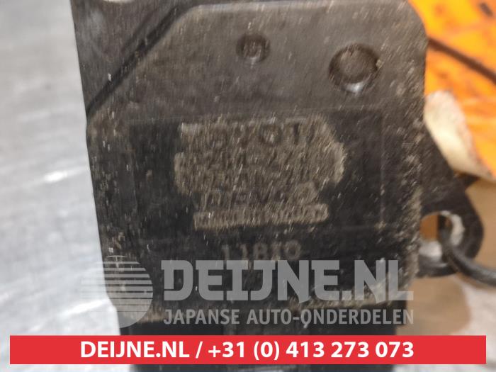 Luftmengenmesser van een Toyota Previa (R3) 2.4i 16V VVT-i 2001