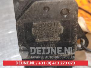 Luftmengenmesser van een Toyota Previa (R3) 2.4i 16V VVT-i 2001