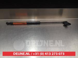 Usados Amortiguador de gas de capó izquierda Lexus IS (E2) Precio de solicitud ofrecido por V.Deijne Jap.Auto-onderdelen BV