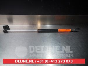 Used Rear gas strut, right Hyundai Terracan 2.9 CRDi 16V Price on request offered by V.Deijne Jap.Auto-onderdelen BV