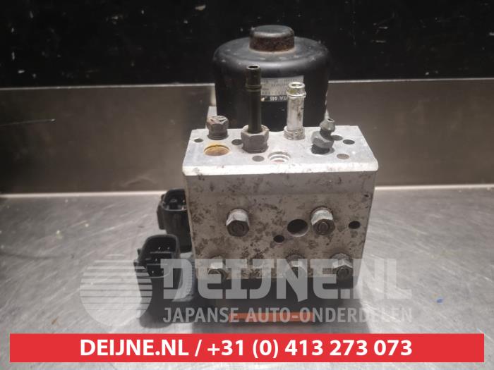ABS-pump från en Lexus IS (E1) 200 2.0 24V 2000