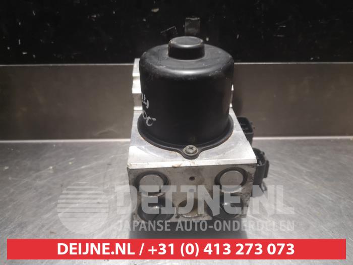 ABS-pump från en Lexus IS (E1) 200 2.0 24V 2000