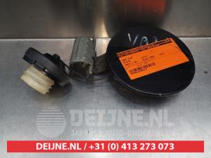 Usados Tapa de depósito Toyota Yaris (P1) 1.0 16V VVT-i Precio de solicitud ofrecido por V.Deijne Jap.Auto-onderdelen BV
