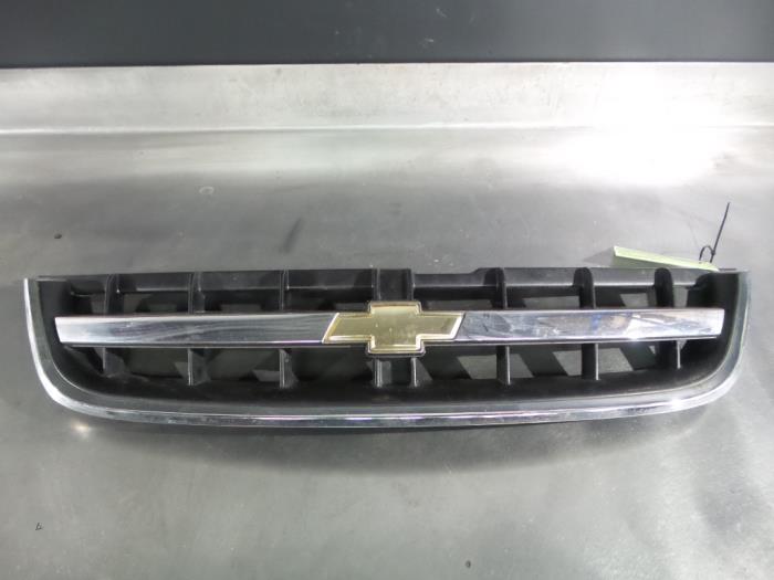 Używane Grill Chevrolet Nubira Wagon (J100) 2.0 TCDI 16V Cena na żądanie oferowane przez V.Deijne Jap.Auto-onderdelen BV