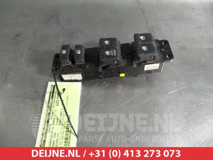 Usados Interruptor combinado de ventanillas Ssang Yong Actyon 2.0 Xdi 16V Precio € 50,00 Norma de margen ofrecido por V.Deijne Jap.Auto-onderdelen BV