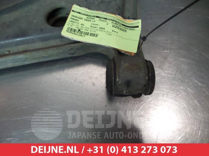 Front lower wishbone, left from a Daewoo Lacetti (KLAN) 1.4 16V 2004